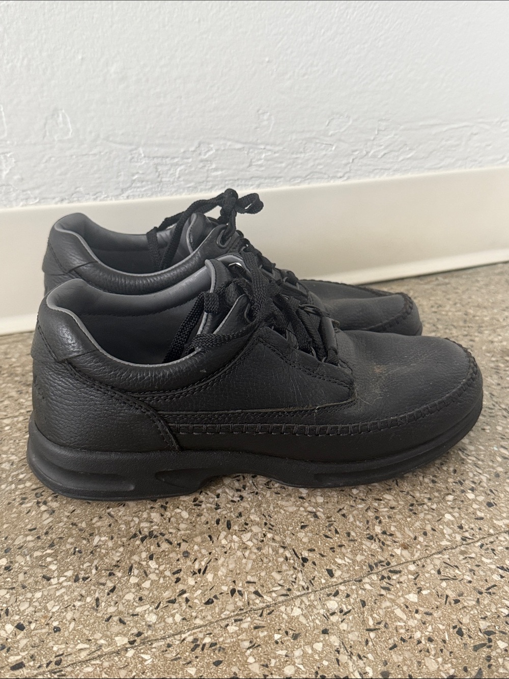 Clarks Men's Black Leather Lace-Up Sneakers